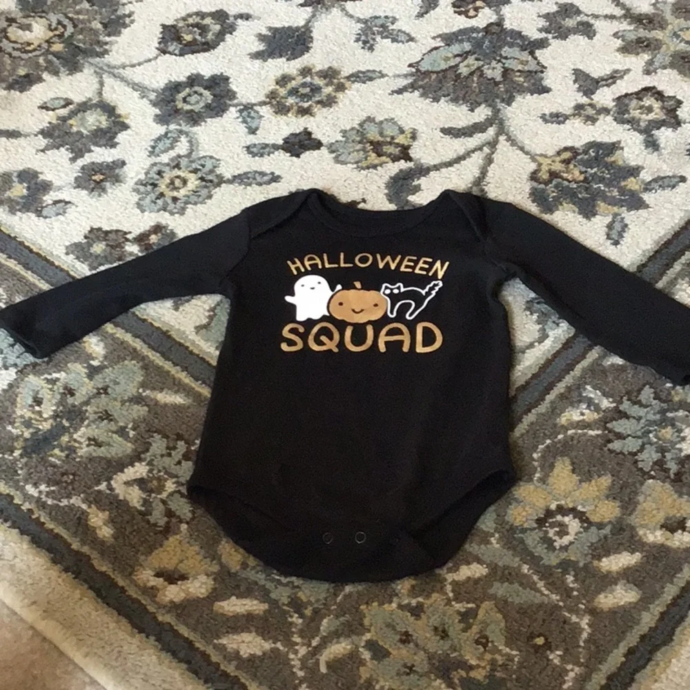 Halloween onesie ghost pumpkins 🎃 6/9 mo black gold  this is so cute